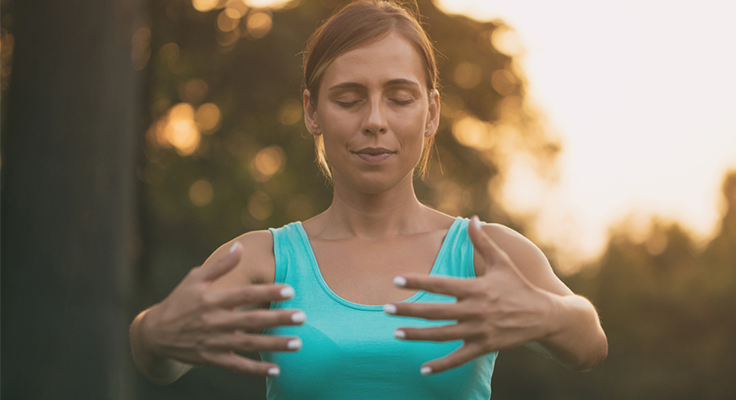 Frau macht Qigong gegen innere Unruhe